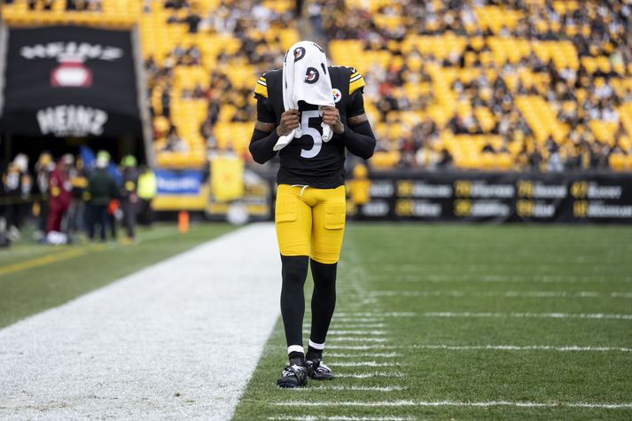Jalen Ramsey hjá Pittsburgh Steelers gengur af velli. 