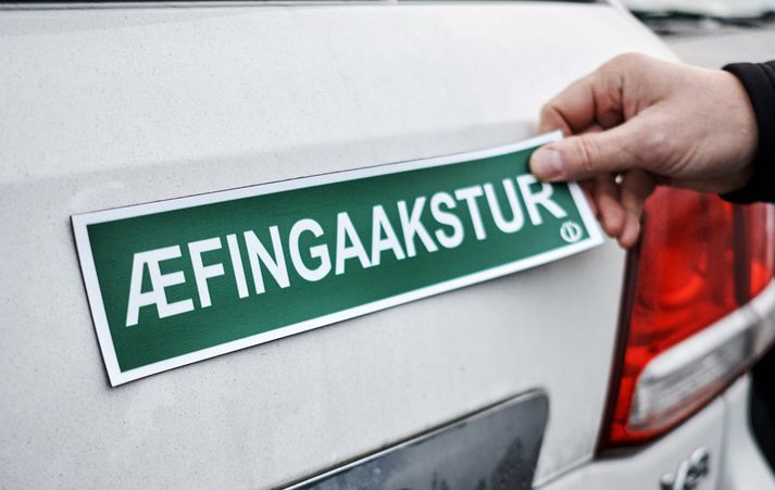 Sumir bíða ofurspenntir eftir bílprófinu á meðan aðrir eru sultuslakir.