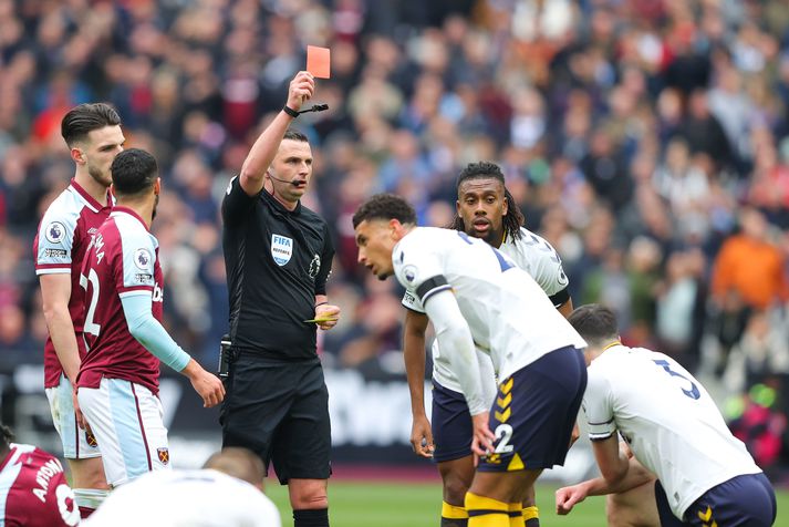 Michael Oliver sýnir Michael Keane rauða spjaldið í leiknum í dag. 