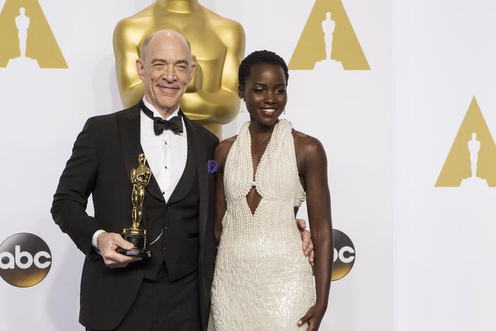 Lupita Nyong'o ásamt J.K. Simmons á Óskarsverðlaunahátíðinni um liðna helgi.