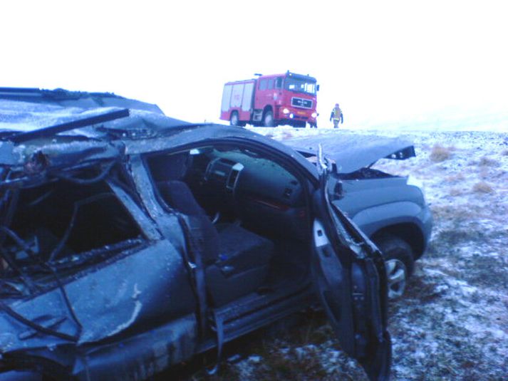 Frá vettvangi bílveltunnar á Kjósarskarðsvegi.
