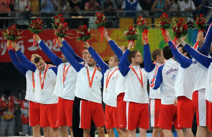 Ísland fagnar silfurverðlaunum á ÓL 2008.