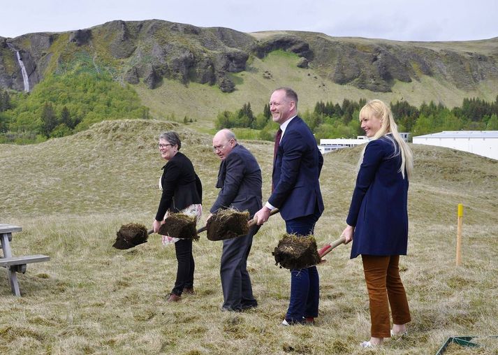 Guðmundur Ingi, Magnús, Ásta Berghildur og Sandra Brá tóku skóflustungur í gær.