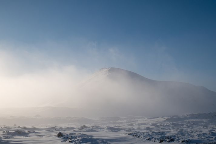 Lokað er um Mosfellsheiði vegna veðurs og á Sandskeiði og Kjalarnesi er skafrenningur.