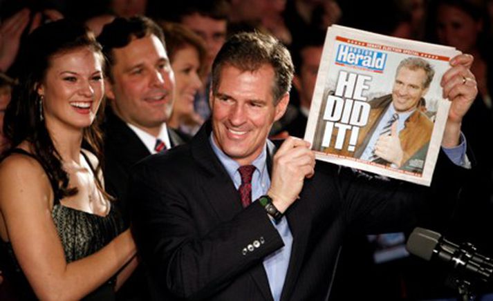 Scott Brown fagnar sigrinum.