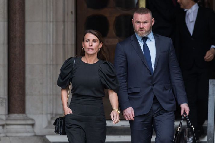 Coleen Rooney ásamt eiginmanni sínum, Wayne Rooney, á leið í dómsal.