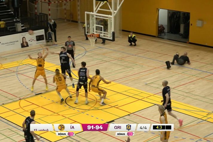 Greyið ljósmyndarinn ætlaði eflaust bara að fara að mynda lokaaugnablik leiksins þegar sæti hans gaf sig.