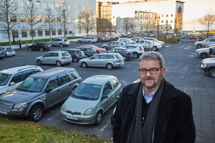 Stefán Thors, nýskipaður húsameistari ríkisins. Í baksýn er svæðið þar sem til skoðunar er að rísi nýtt húsnæði fyrir ráðuneytin.