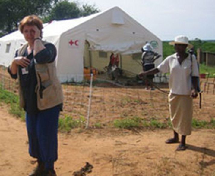 Hildur Magnúsdóttir, hjúkrunarfræðingur við eina kólerumiðstöðina. Myndin er tekin af vef Rauð kross Íslands.