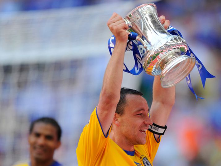 John Terry, fyrirliði Chelsea, með enska bikarinn.