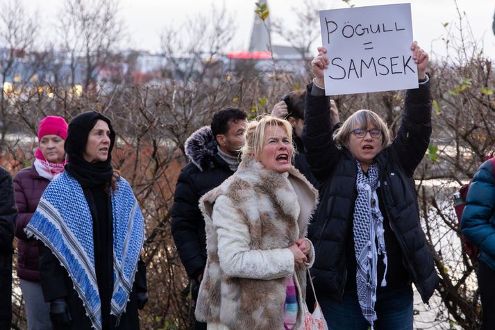 Mótmælendur við Ráðherrabústaðinn fyrir skömmu. Nú hefur hópur hópur 569 Íslendinga sent opið bréf á ráðamenn með þremur kröfum.