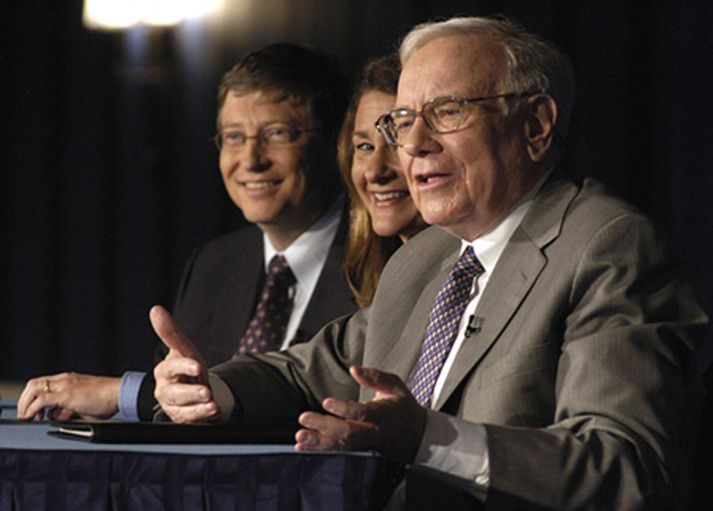 Warren Buffet er hér með Bill Gates og Melindu konu hans.