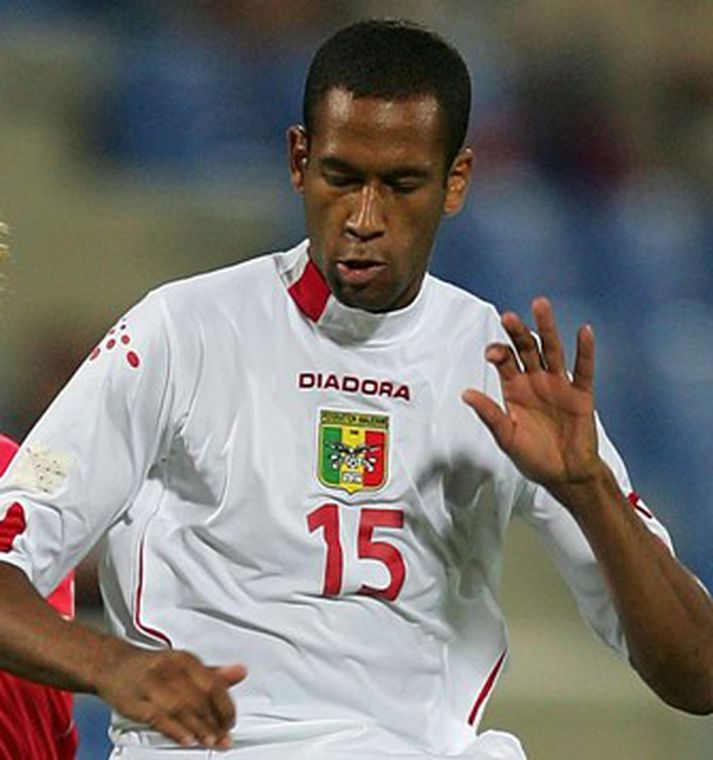 Kebe samdi við Reading til 2010