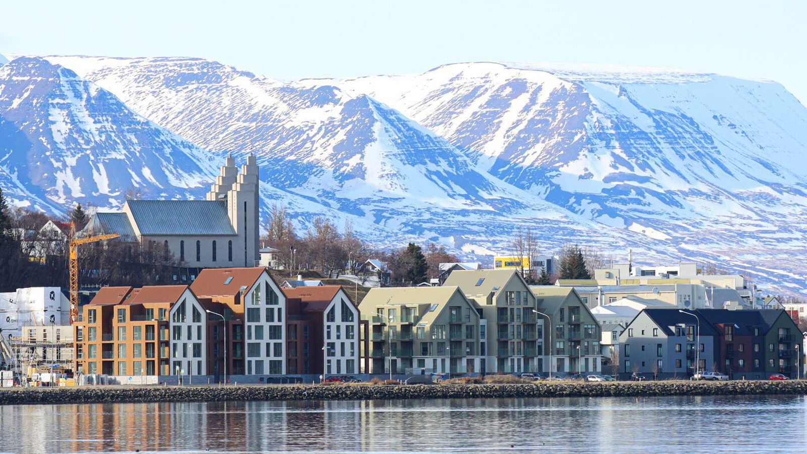 Lög­regla lét loka þremur af­hendingar­stöðum á­fengis