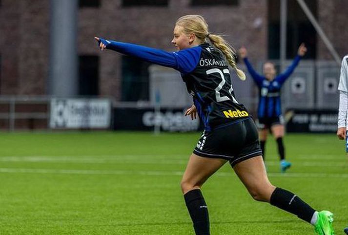 Emelía Óskarsdóttir fagnar marki sínu í gær.