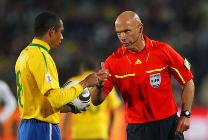 Howard Webb ræðir við Gilberto Silva.