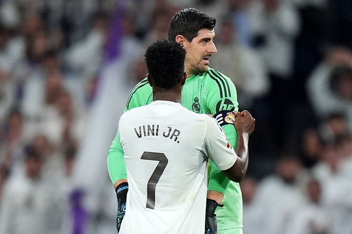 Thibaut Courtois sést hér með Vinicius Junior eftir leik hjá Real Madrid.