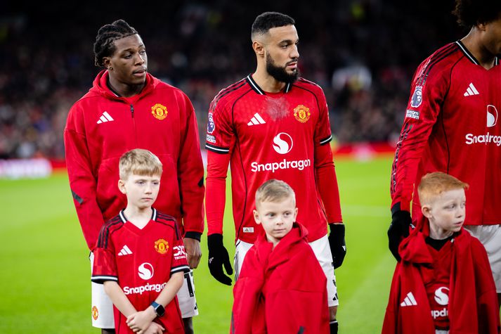 Noussair Mazraoui við hlið Patrick Dorgu fyrir leik með Manchester United á Old Trafford.