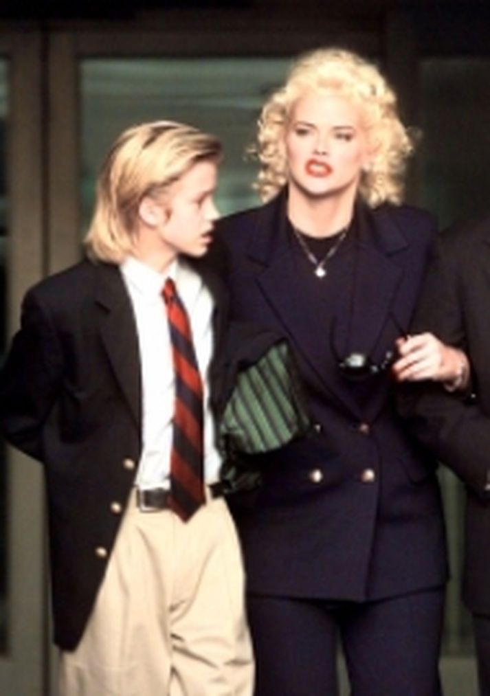 Anna Nicole Smith heitin ásamt syni sínum Daniel, sem einnig er látinn, í LA 1999.