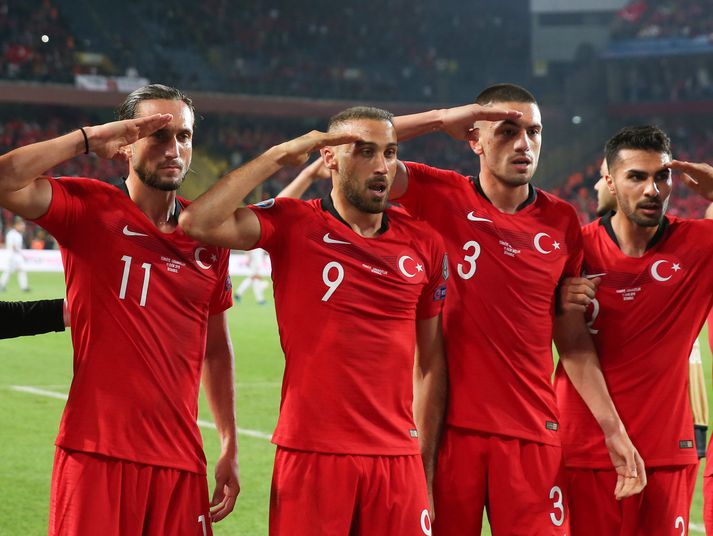 Cenk Tosun, framherji Tyrklands, fagnar hér sigurmarki sínu gegn Albaníu með liðsfélögum sínum, að hermannasið.