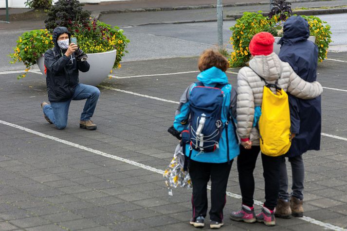 Ferðamenn við Hallgrímskirkju í sumar en fjöldi ferðamanna fór ört vaxandi í sumar þegar slakað var á takmörkunum.