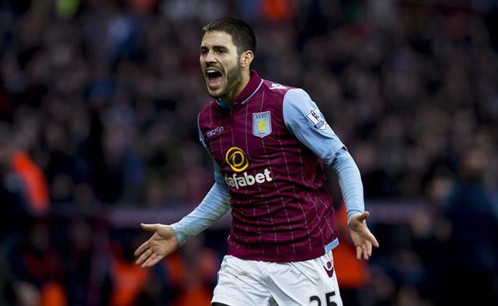 Carles Gil fagnar sínu fyrsta marki fyrir Aston Villa.