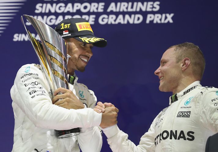 Lewis Hamilton ásamt Valtteri Bottas á verðlaunapallinum.