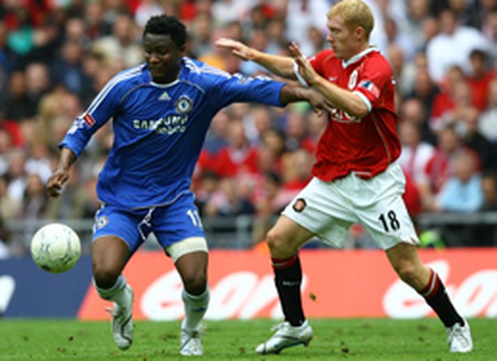 John Obi Mikel hafði betur í baráttunni gegn Paul Scholes í bikarúrslitaleiknum í gær.