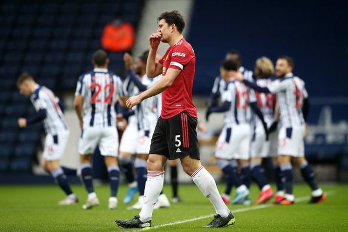 Harry Maguire svekkir sig eftir að WBA komst yfir snemma leiks.