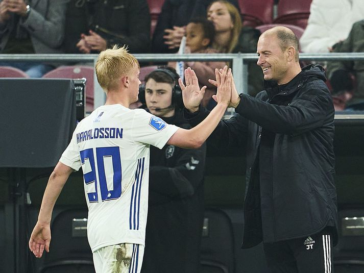Hákon Arnar Haraldsson hefur alveg örugglega tryggt sér fleiri tækifæri hjá þjálfaranum Jess Thorup sem hér fagnar honum í leiknum gegn Vejle í gær.