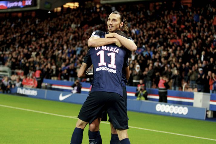 Zlatan Ibrahimovic fagnar í kvöld.