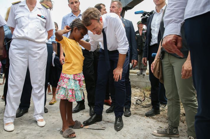 Emmanuel Macron, Frakklandsforseti, ræðir við litla stúlku á eyjunni Sankti Martin í Karíbahafi.