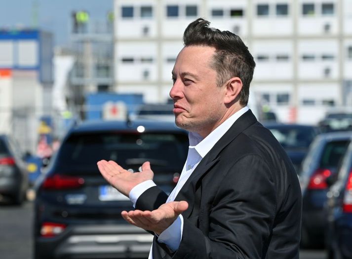 Elon Musk bættist á dögunum við þann hóp forstjóra stórfyrirtækja sem velta fyrir sér hversu mikið gagn er af háskólagráðu fyrir atvinnulífið.