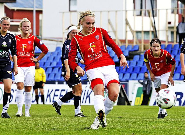 Valskonan Margrét Lára Viðarsdóttir skorar hér úr vítaspyrnu, eitt af sex mörkum sínum í gær.