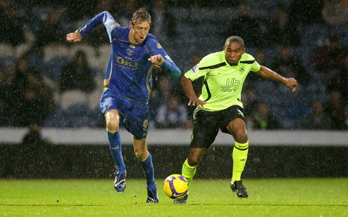 Crouch og Palacios elta boltann viðureign Portsmouth og Wigan um árið.