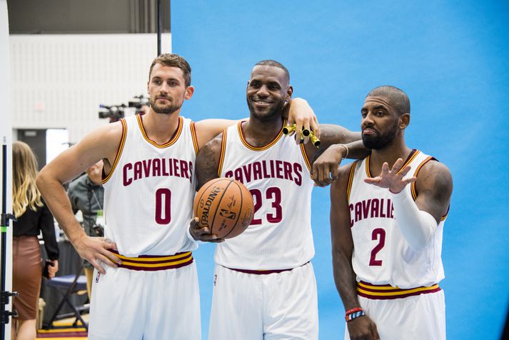 LeBron James með þeim Kevin Love og Kyrie Irving.