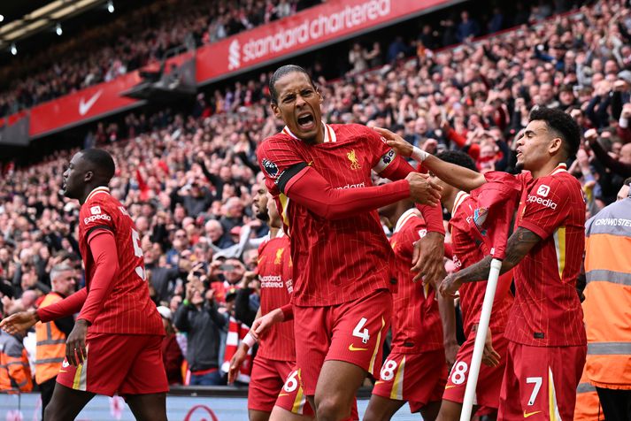 Virgil van Dijk fagnar sigurmarki sínu fyrir Liverpool í leiknum um helgina. Markið fór langt með að tryggja liðinu enska titilinn.