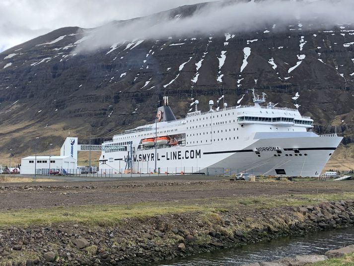 Norræna lagðist við bryggju fyrr í dag, nokkuð á eftir áætlun.