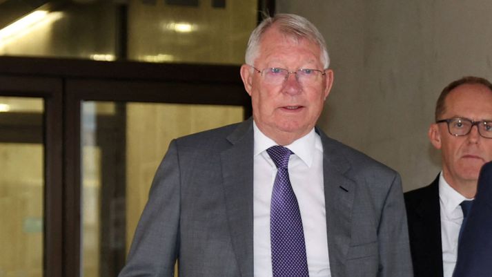 Sir Alex Ferguson yfirgefur réttarsal í Manchester í gær.