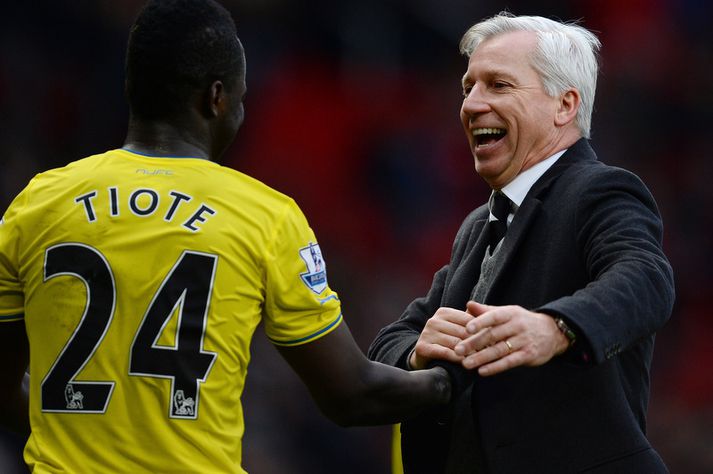 Alan Pardew, knattspyrnustjóri Newcastle, fagnar sigri á Old Trafford í dag.