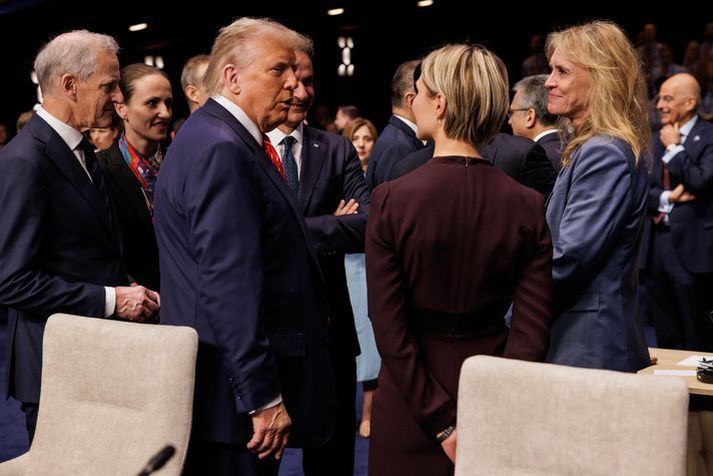 Frá leiðtogafundi Atlantshafsbandalagsins í Haag í sumar. Hér eru Kristrún Frostadóttir og Þorgerður Katrín Gunnarsdóttir á spjalli við Donald Trump Bandaríkjaforseta, en Bandaríkjastjórn hefur lengi þrýst á það að önnur bandalagsríki NATO verji meiri fjármunum í öryggis- og varnarmál. 