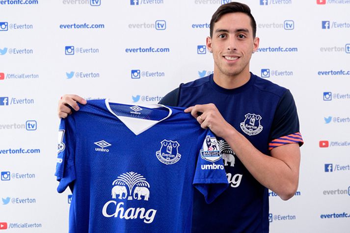 Ramiro Funes Mori með Everton-treyjuna í morgun.