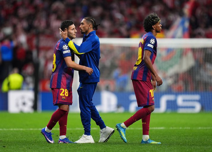 Raphinha huggaði liðsfélaga sína eftir leik og kenndi dómaranum um allt. 