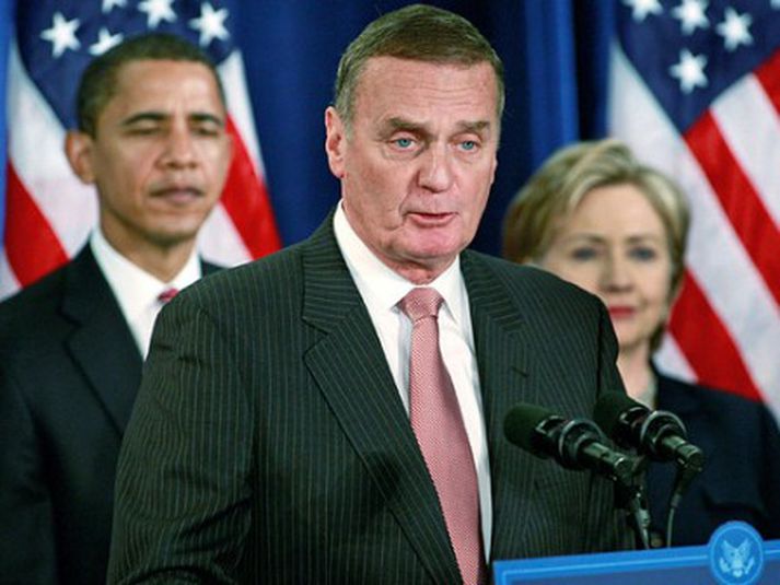 Jones sést hér með Obama og Hillary Clinton. Mynd/AP