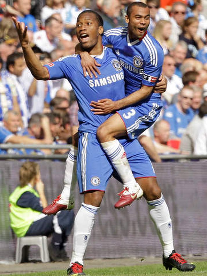 Didier Drogba og Ashley Cole fagna hér saman sigurmarki Chelsea.