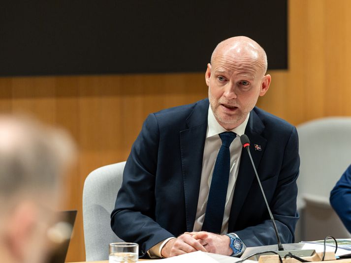 Eyjólfur Ármannsson innviðaráðherra segir núverandi ríkisstjórn ætla meira fé til vegakerfisins og vetrarþjónustu en fyrri ríkisstjórn lagði til.