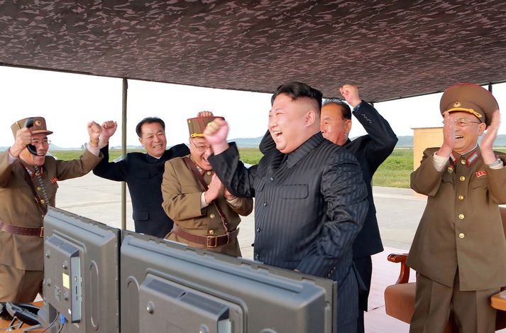 Kim Jong-un, einræðisherra Norður-Kóreu, og hershöfðingjar hans.