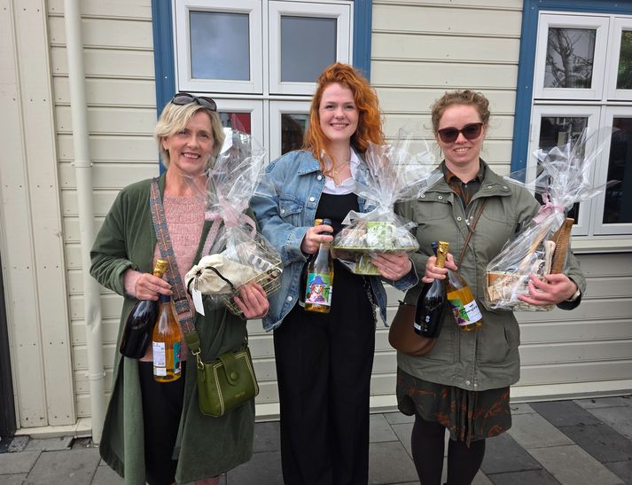 Vinningshafarnir í kökukeppni Kaffi Krúsar og Konungs Kaffis, sem fór fram á Selfossi sunnudaginn 25. maí. Frá vinstri, Anna Halla, Jónína Guðný og Steinunn Edda með verðlaunin, sem þær fengu.