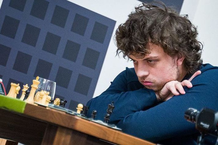 Það vakti mikla athygli þegar norski skákmeistarinn Magnus Carlsen hætti keppni á Sinquefield-skákmótinu eftir að hafa tapað gegn Niemann.