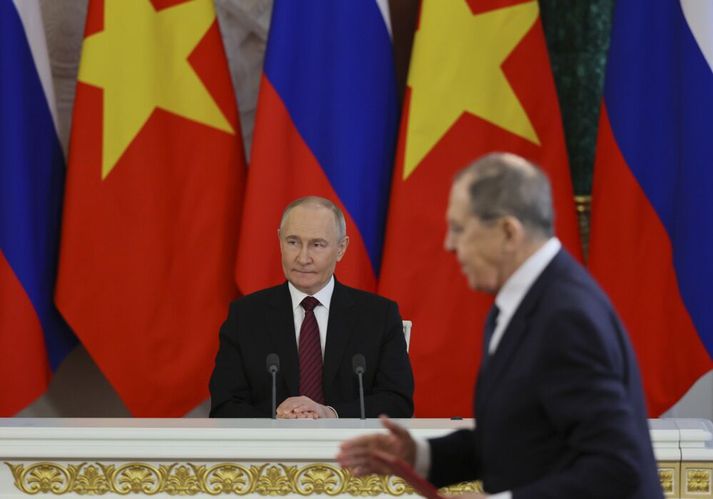 Sögusagnir eru um að gjá hafi myndast á milli Pútíns forseta (t.v.) og Lavrovs utanríkisráðherra (t.h.) eftir að ekkert varð úr fundi Pútíns og Bandaríkjaforseta í Búdapest.